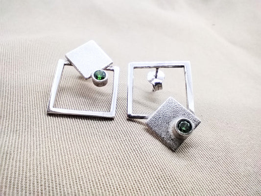 Sidabriniai auskarai su žaliu cirkoniu